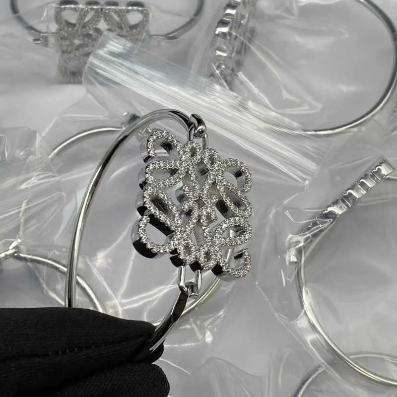 Designer smycken armband armband luo familj ihåliga ut fyrkantiga armband ornament med ljus lyx och avancerad känsla populär designtrend