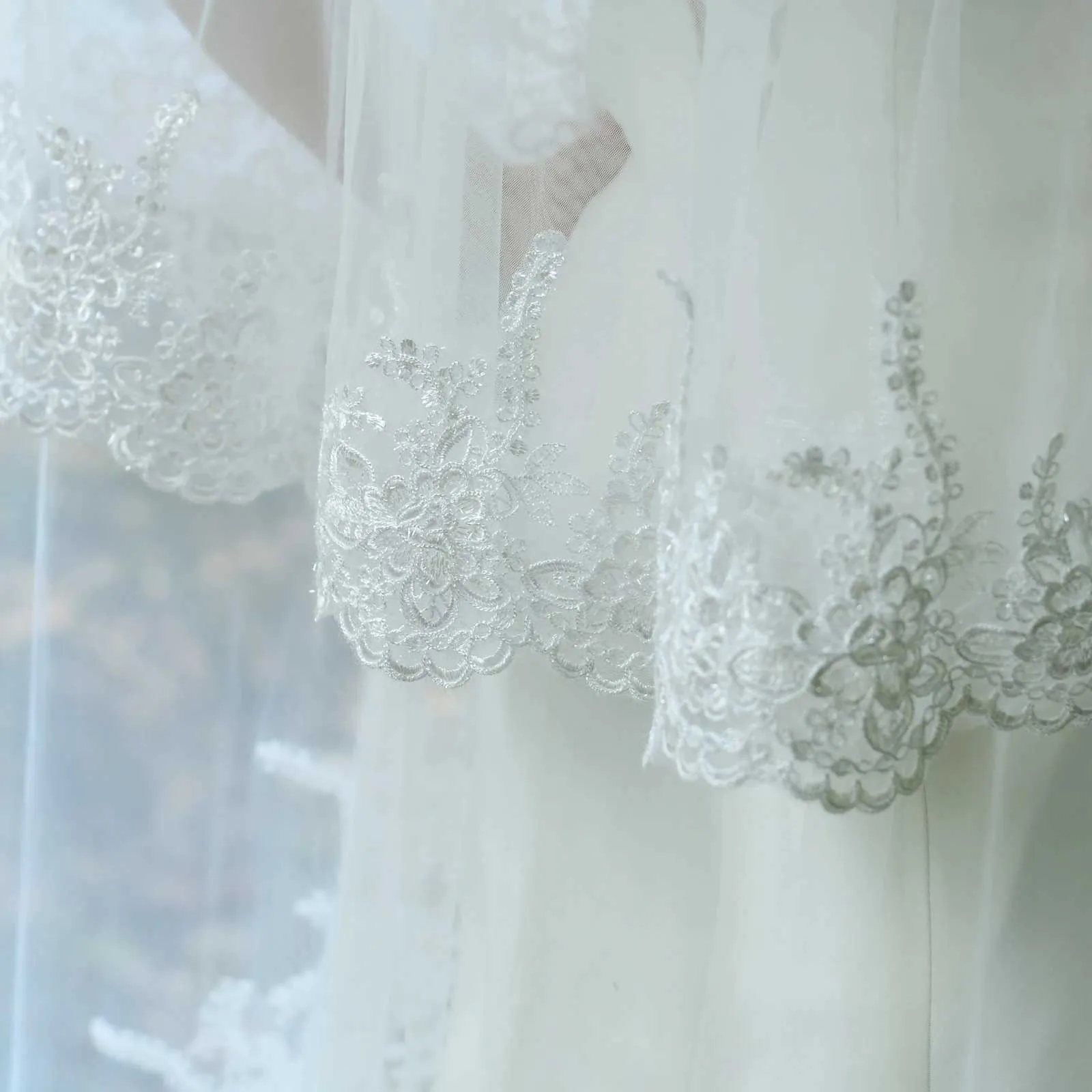 Langer Kathedralen Brautschleier Mit Spitzenbesatz Und Blusher_voghion.com