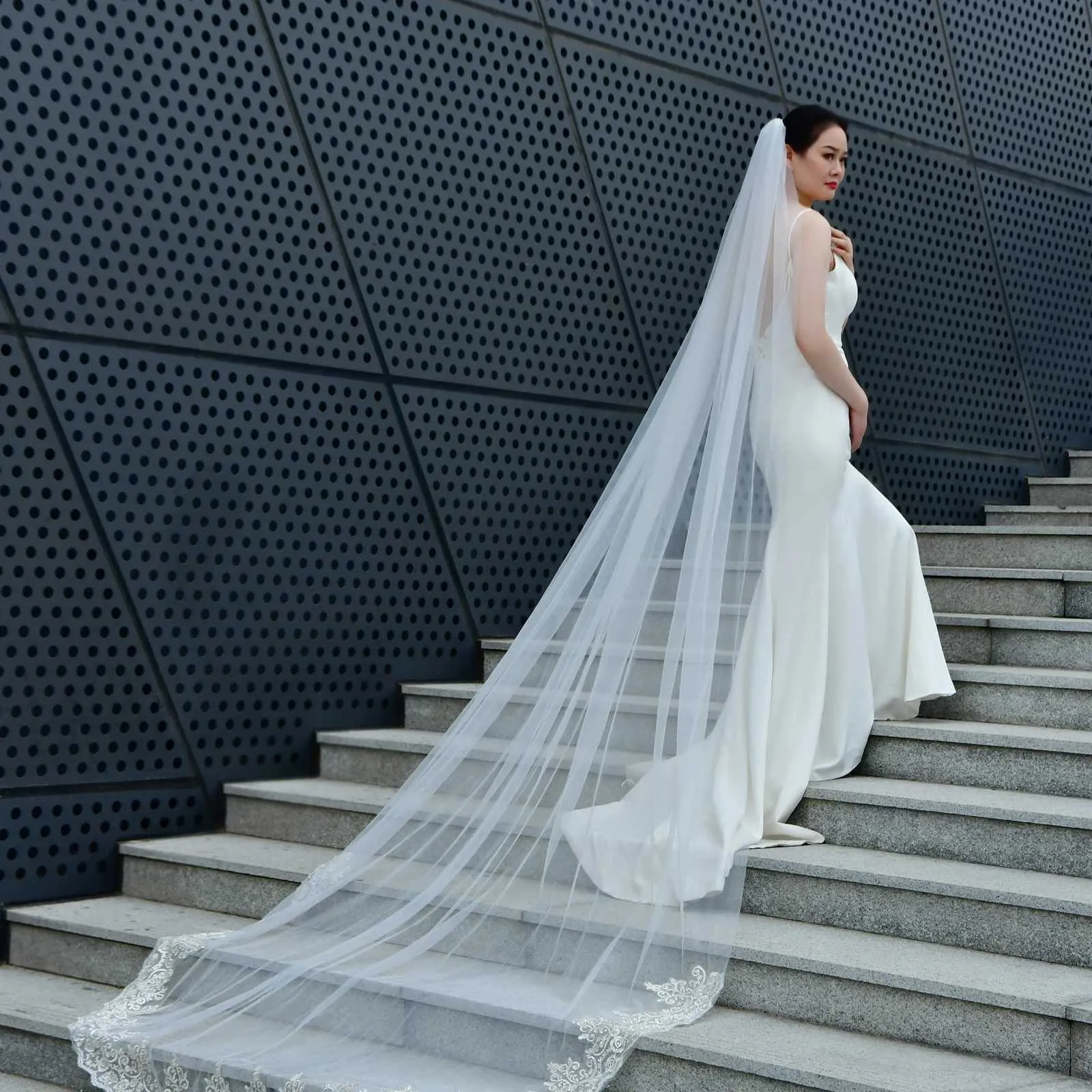 Vlasové šperky V70 Dlouhý závoj s krajkovým okrajem Aplikace Svatební závoj 1 úroveň Měkký tyl s hřebenem Svatební doplňky pro nevěstu_voghion.com