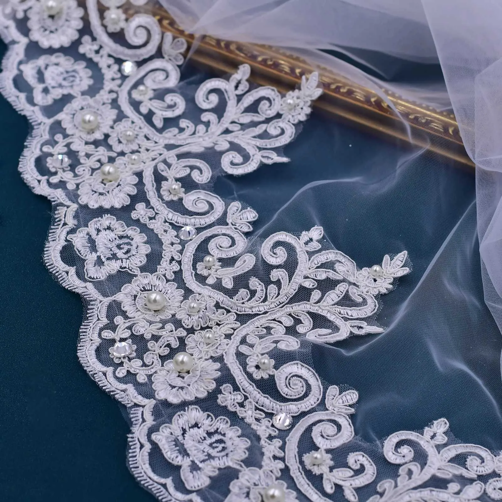 Hair Jewelry V153 Bridal Veils Long Cathedral Veil 1 Tier 3M Lace Appliques Scalloped Edge Mantilla Tulle Wedding_voghion.com