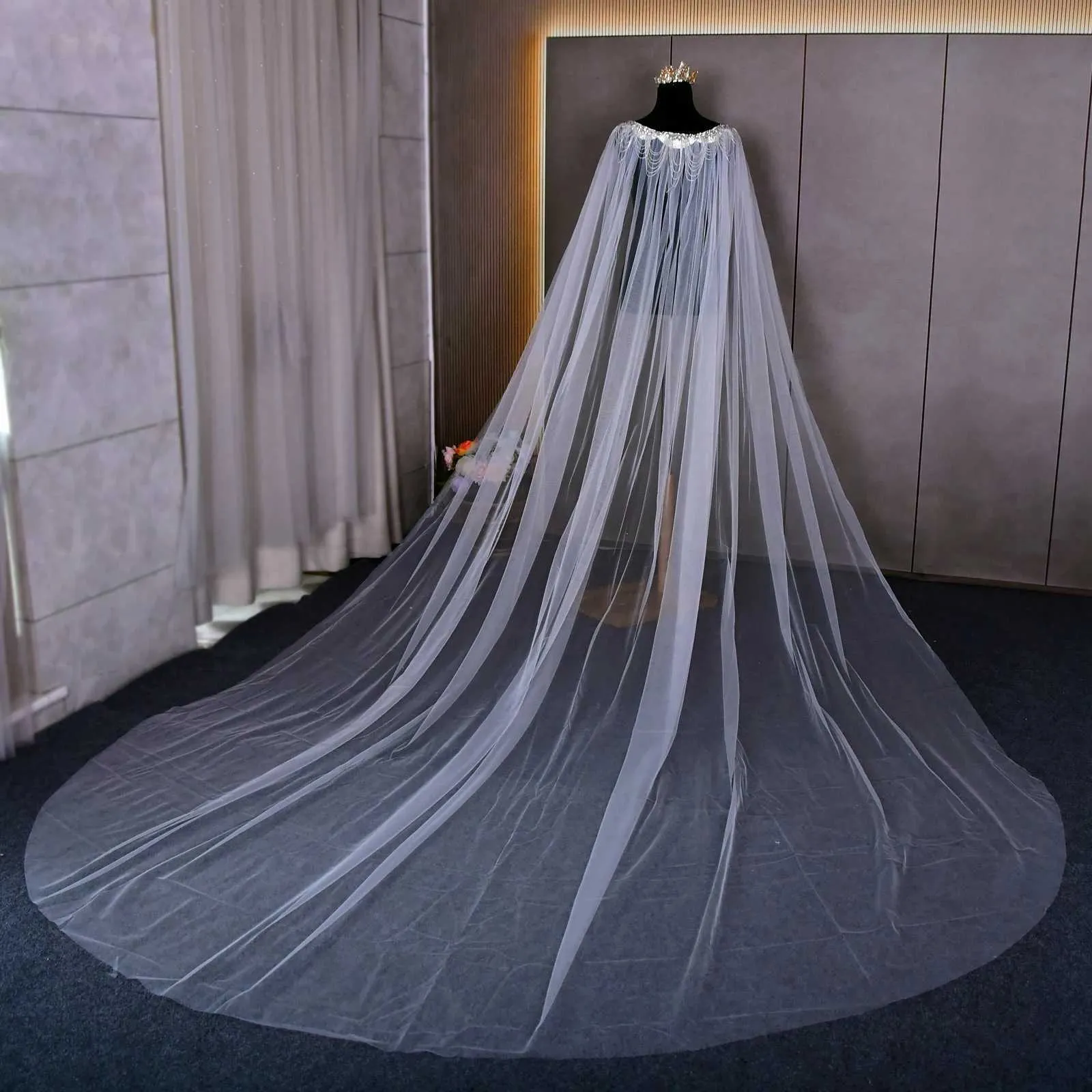 Cappa da sposa perlinata con strass e velo per abito da cerimonia_voghion.com