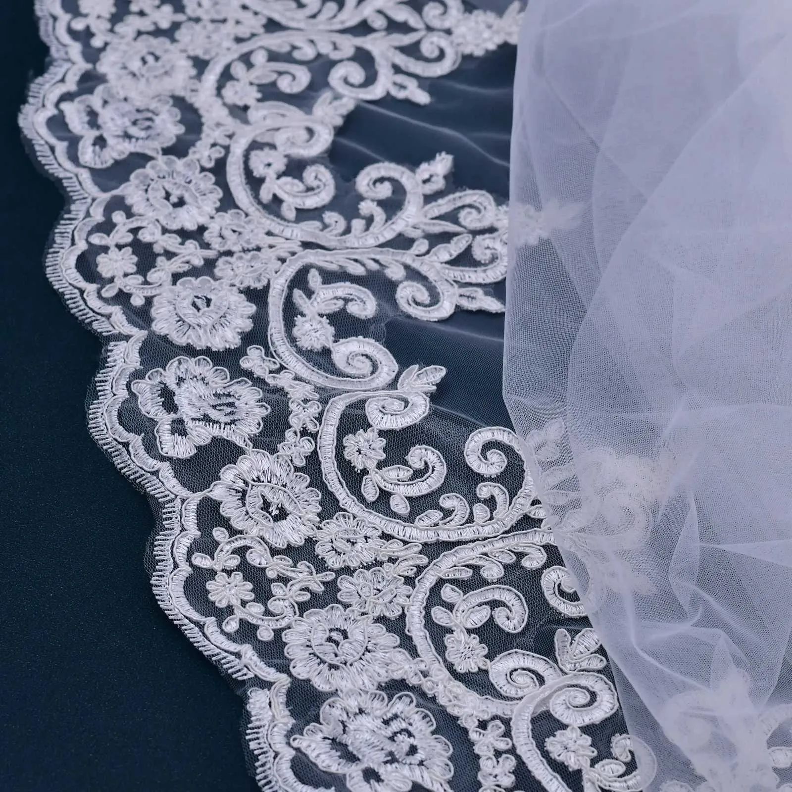 Vlasové šperky V70 Dlouhý závoj s krajkovým okrajem Aplikace Svatební závoj 1 úroveň Měkký tyl s hřebenem Svatební doplňky pro nevěstu_voghion.com