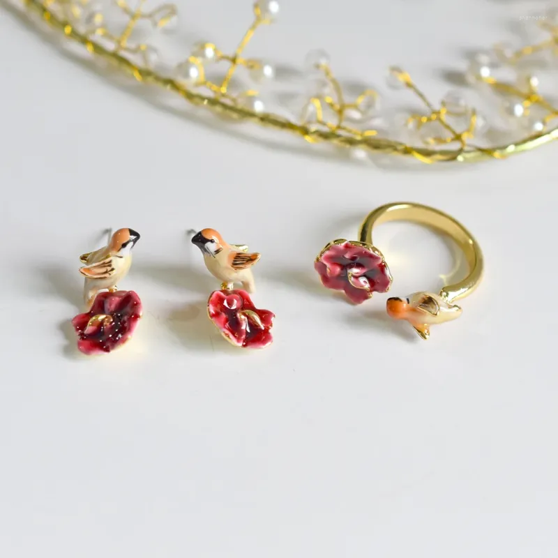 Kolczyki stadniskie Śliczne piękne kolczyki dla kobiet proste Elgeant Bird Flower Ear Akcesoria biżuterii