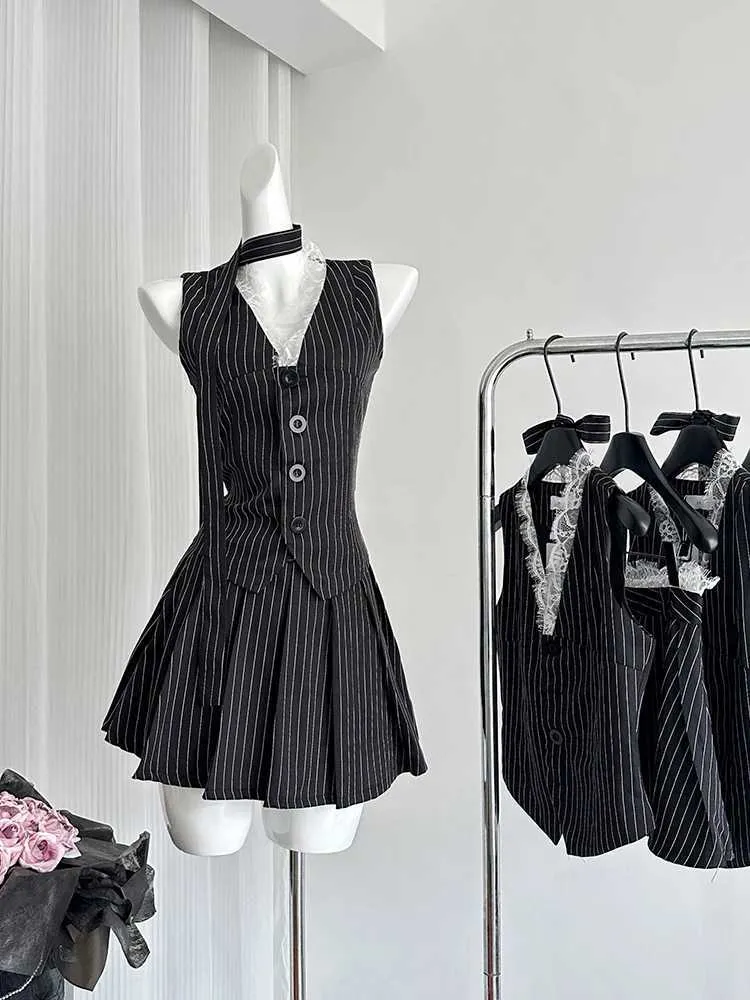 Duas peças Vestido de verão Mulheres coreanas Férias de moda KPOP 2000 Roupas estéticas listradas 2 coletes de renda definidos + y2k mini saia plissada Q240511