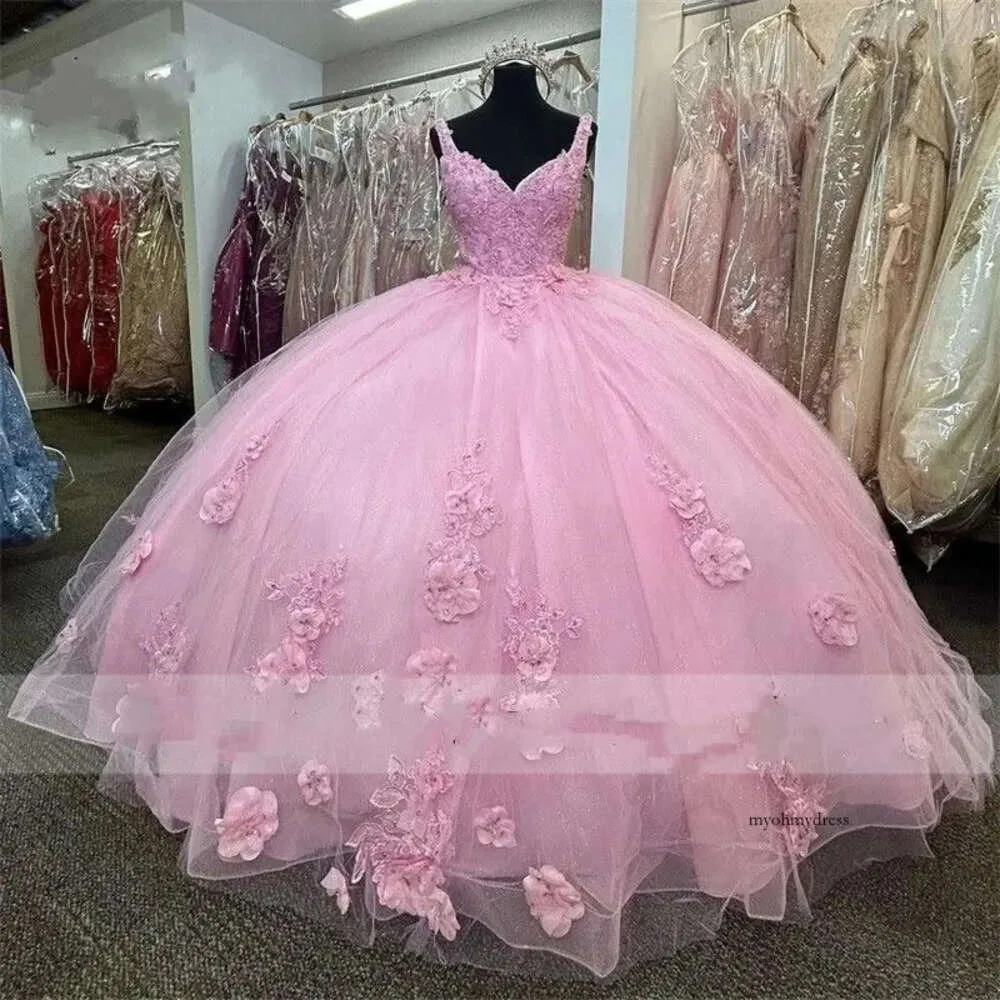 2024 rosa sexiga quinceanera klänningar älskling spetsar applikationer kristallpärlor handgjorda blommor spaghettirem söta 16 klänning vestidos de 15 prom party klänningar 0513