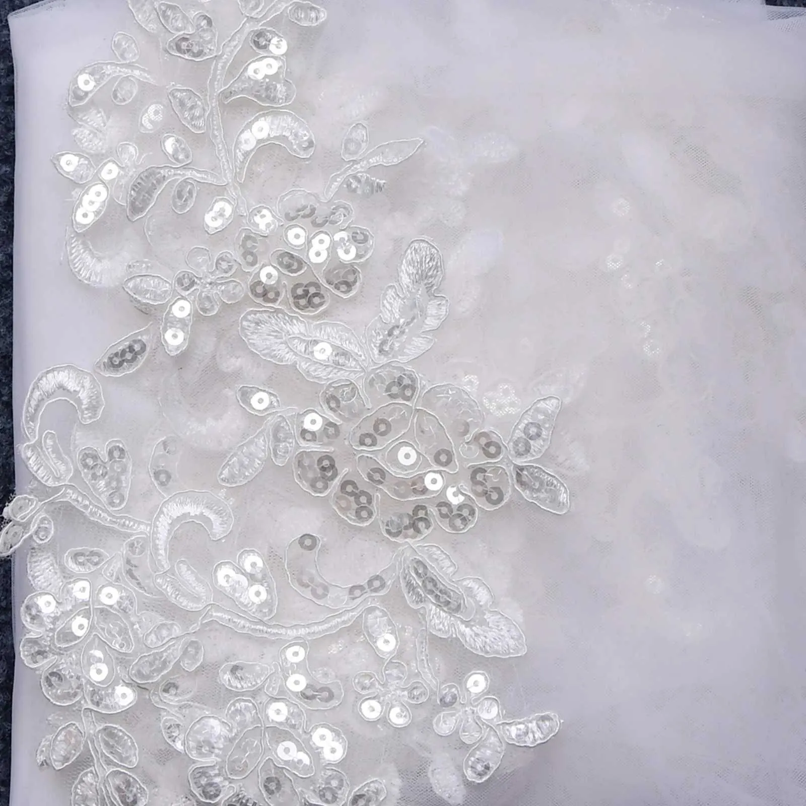 Bijoux de cheveux V47 Voiles de mariée courts Bord cathédrale Longueur Voile de mariage avec peigne Bordure en dentelle florale françaiseNuptiale_voghion.com