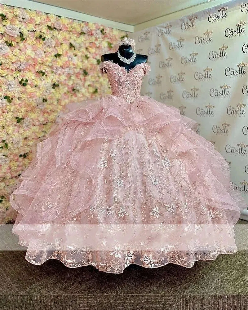 2024 seksowne różowe sukienki Quinceanera suknia balowa z ramion koronkowe aplikacje kryształowe koraliki kwiaty puszysty gorset tylne marszczenia tiulowe sukienka na balu wieczorowe suknie 0513