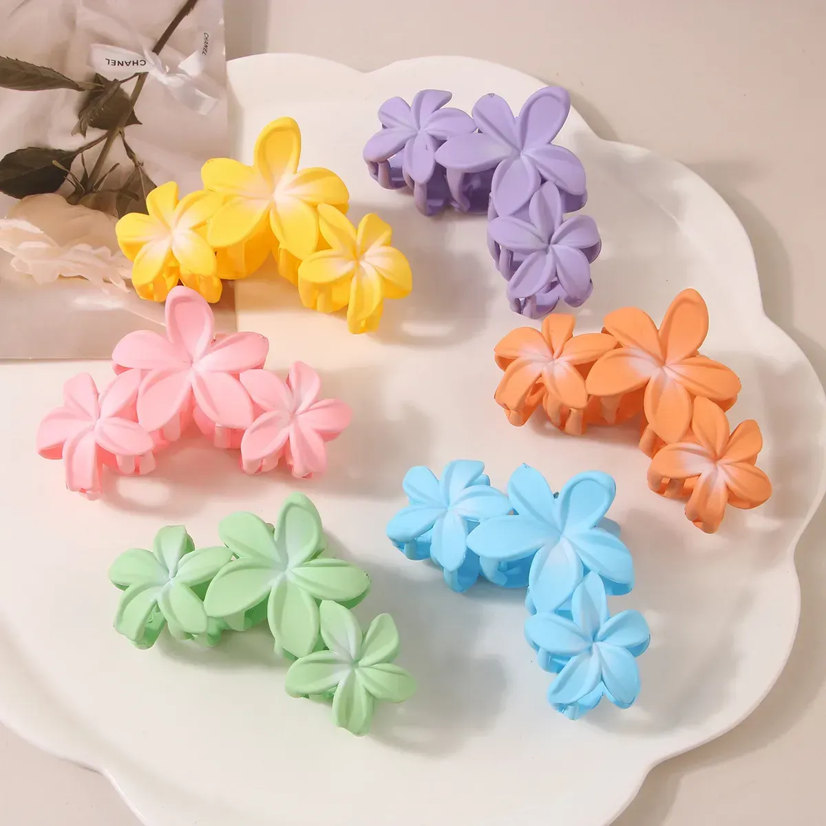 Candy Color Frangipani Hawaiian Flower Coils Clips for Women Hair Claw Clips Cost Fin Graw Claw Clips Beach Tropical Accessoires