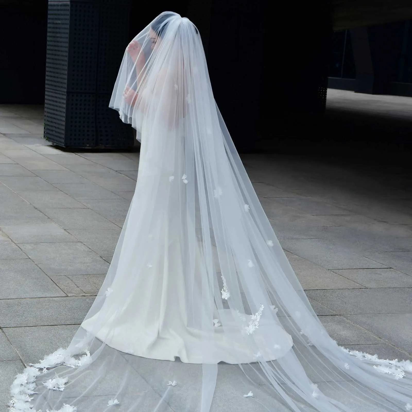 Gioielli per capelli V150 Fiori 3D Perle Velo da sposa in rilievo Lungo stile cattedrale Morbida illusione da sposa con pettine Sposa_voghion.com