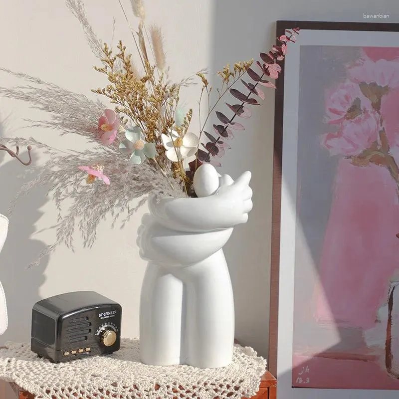 Vase抽象芸術抱擁乾燥植木鉢のボディは彫刻クラフト人間の彫像樹脂コンテナデスクトップホームデコレーションを抱きます