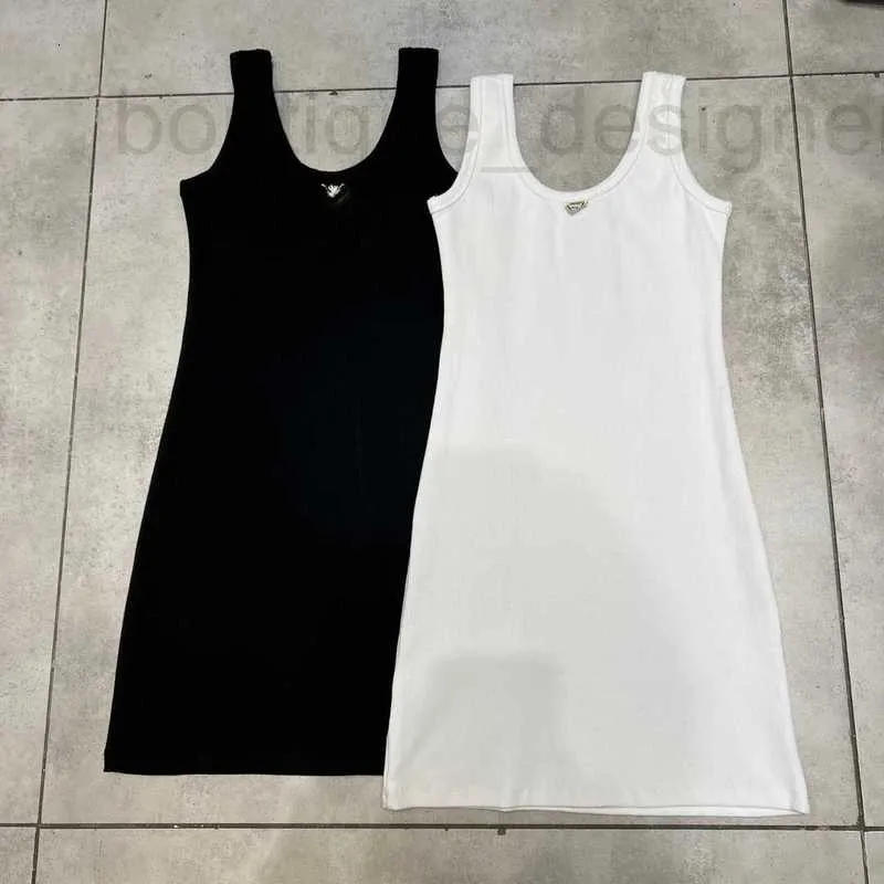 Robes décontractées de base Brand de créateur 2024 Été Nouvelle fille épicée française en forme de Ve en forme de vestige en métal noir, ajustement slim pour femmes, look, enveloppe à hip jupe courte 5m1s