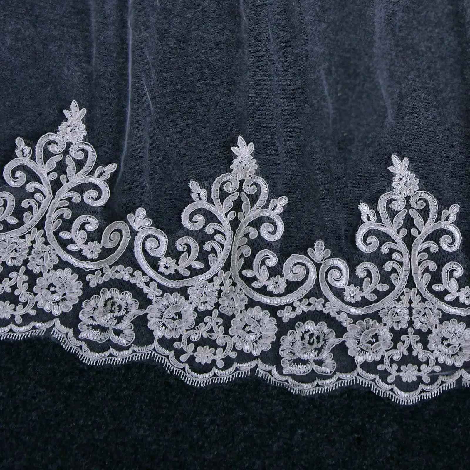 Vlasové šperky V70 Dlouhý závoj s krajkovým okrajem Aplikace Svatební závoj 1 úroveň Měkký tyl s hřebenem Svatební doplňky pro nevěstu_voghion.com