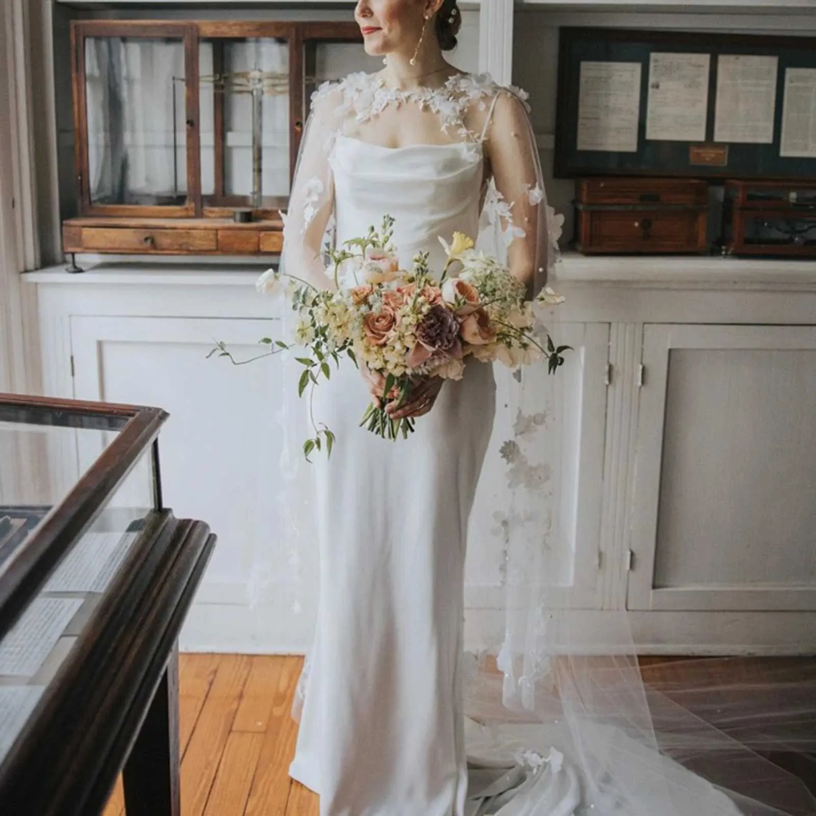 Brudslöja cape med 3d blommor bröllopshåraccessoarer för brud_voghion.com