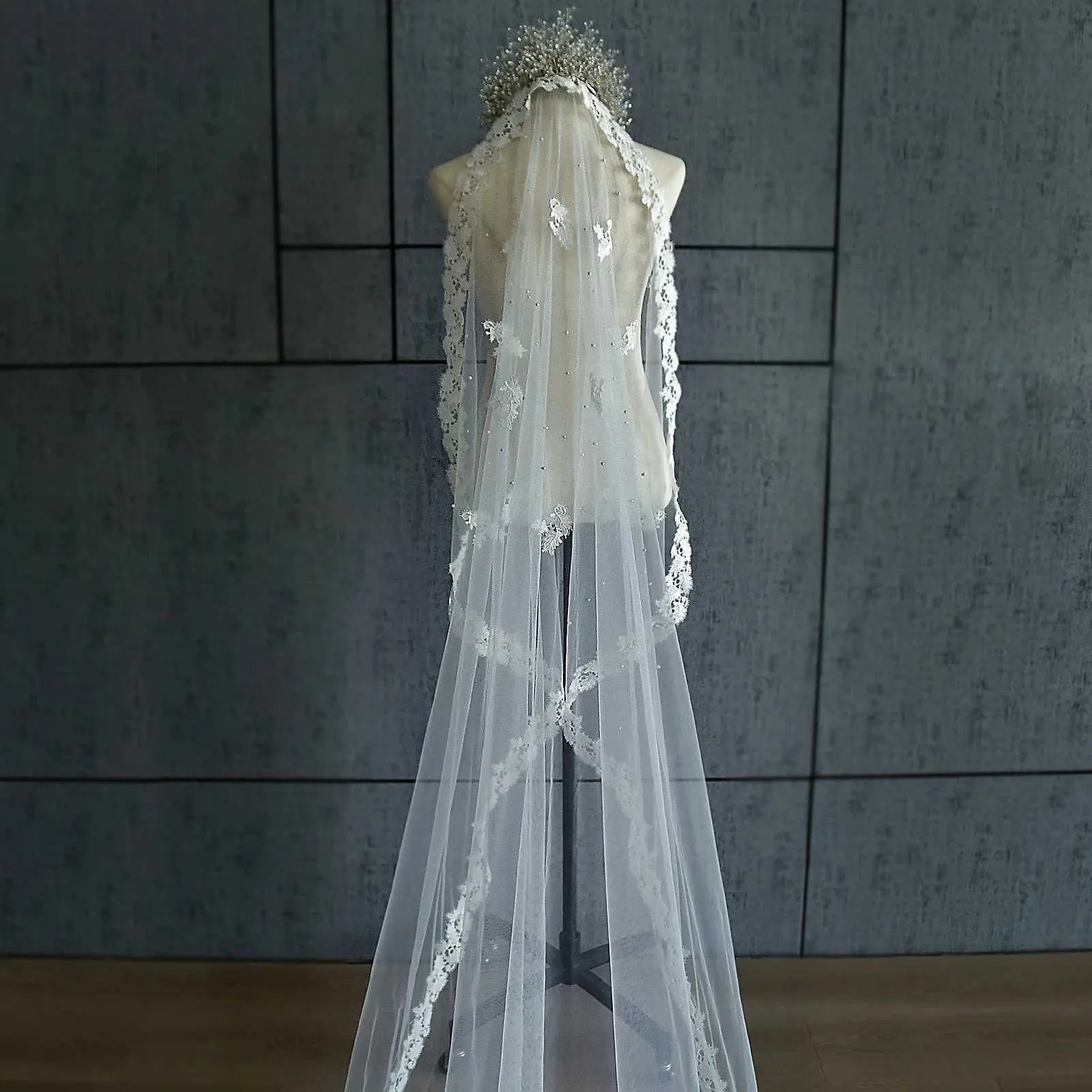 Brautschleier Mit Perlen Und Spitzenapplikation Für Brautfrisur_voghion.com