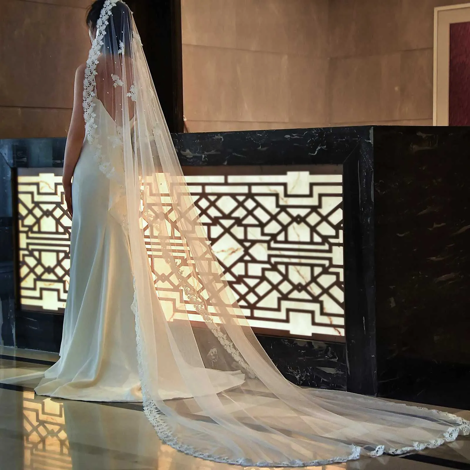 Brautschleier Mit Perlen Und Spitzenapplikation Für Brautfrisur_voghion.com