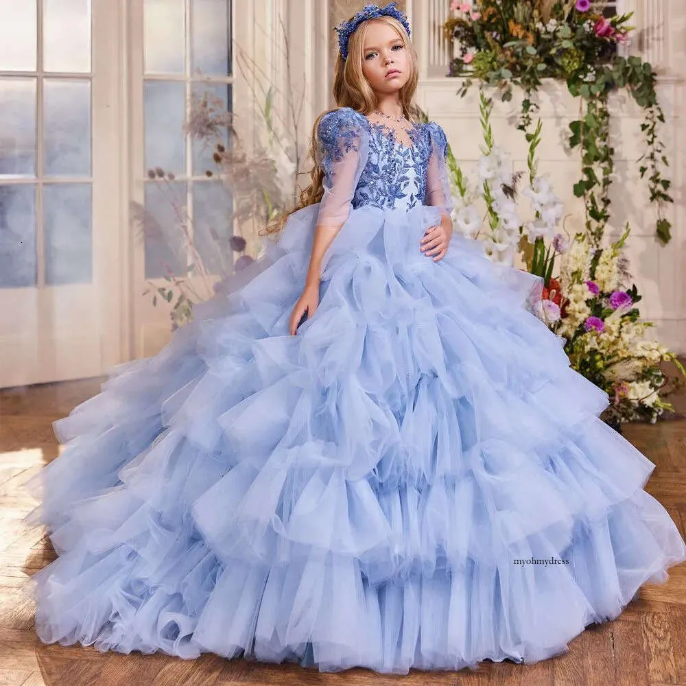 2024 Belle fleur robes filles pour les mariages mi-manches scoop couche appliques en dentelle cristal princesse kids anniversaire fille convieant robes balayent train bleu clair 0513