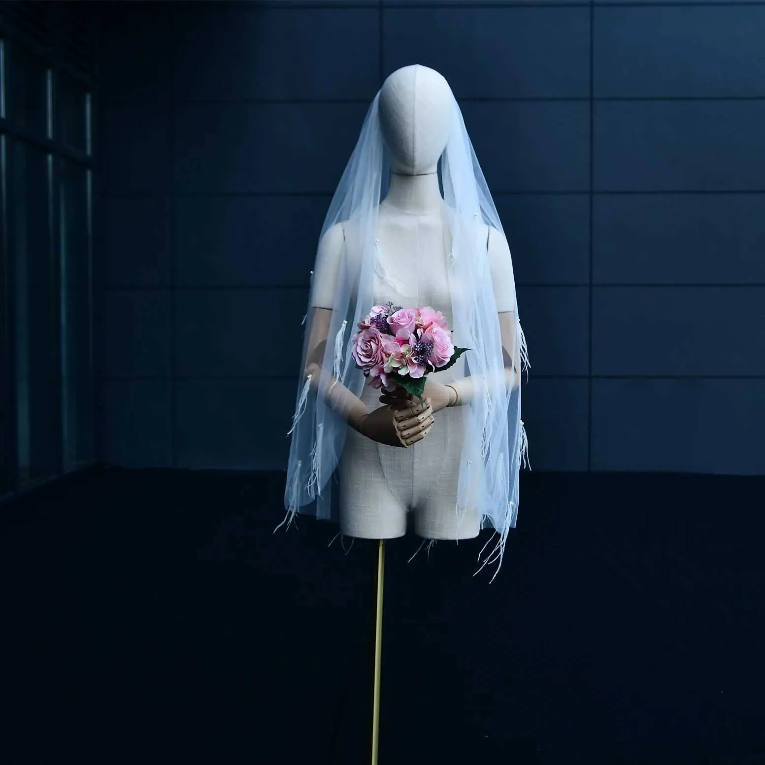 Brautschleier Mit Perlen Und Federn Aus Tüll Für Die Hochzeit_voghion.com