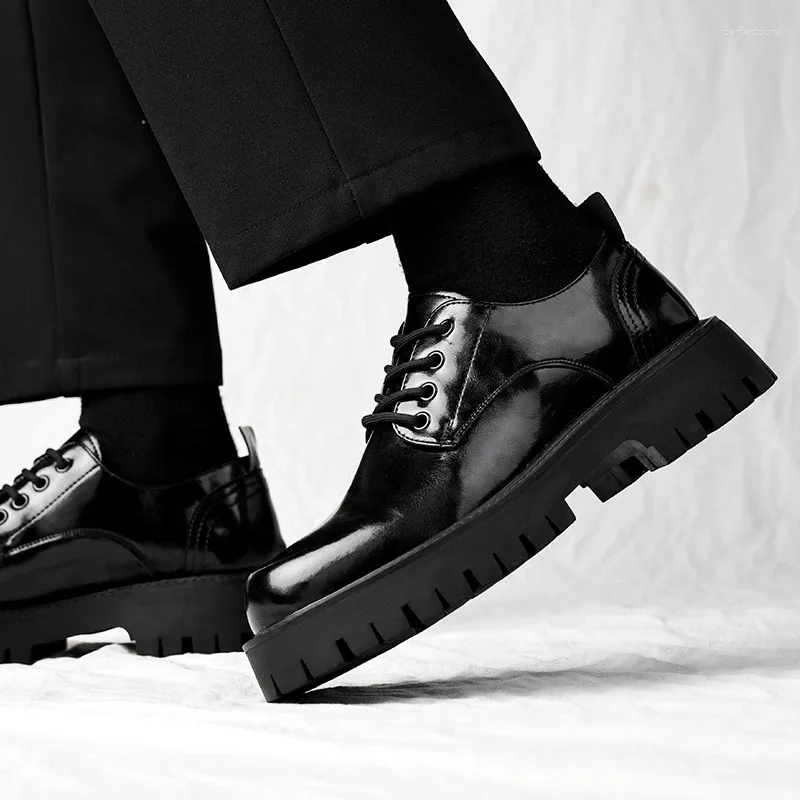 Lässige Schuhe italienische Mode Leder Moccasins für Männer Mann Business männlich formelle spitze Hochzeit schwarze Dicke Sohle