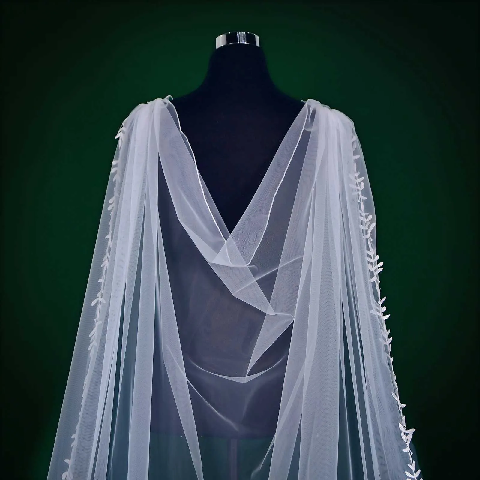 Braut-umhangschleier Mit Spitzenblumen Für Elegante Hochzeiten_voghion.com