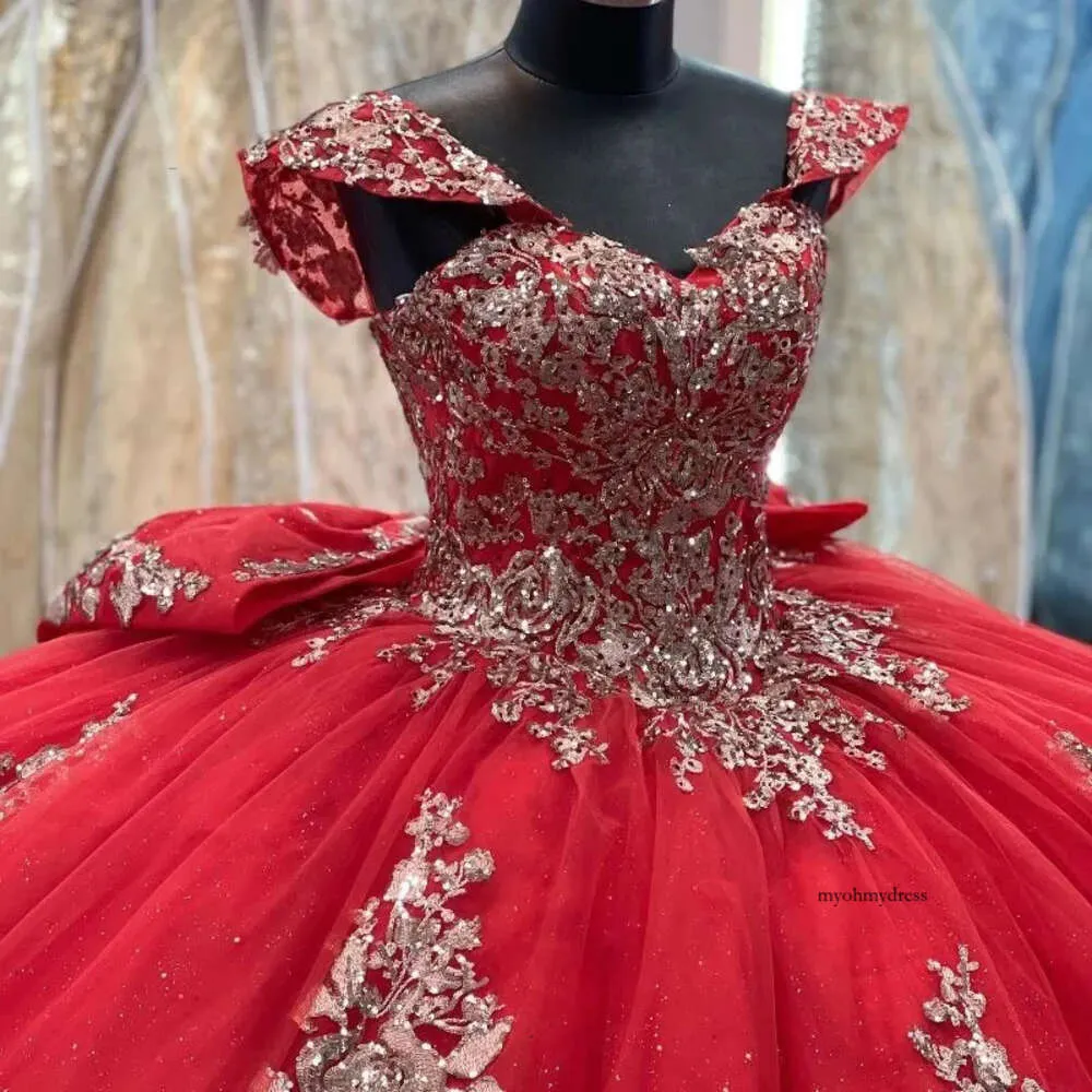 2024セクシーな暗い赤い赤いQuinceanera Dree Ball Gown Off Off Sholdled Gold Lace Applique Crytal Bead Puffy Coret Back Bow Ruffle Party Dre Prom Evening 0513