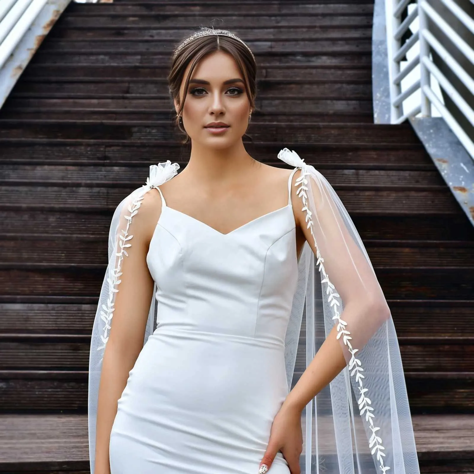 Braut-umhangschleier Mit Spitzenblumen Für Elegante Hochzeiten_voghion.com