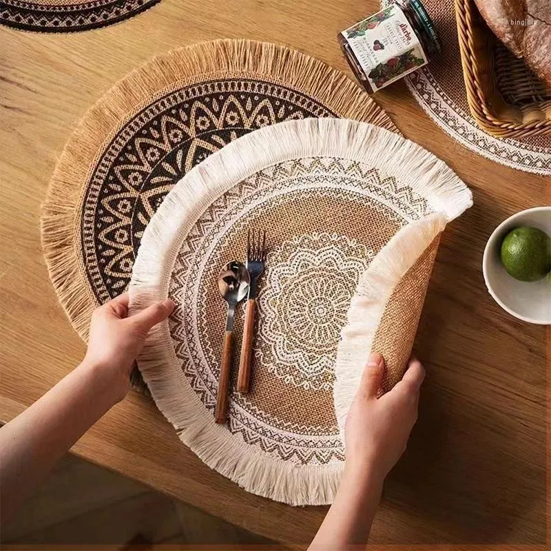 Table Mats Bohemian Round Placemat 15 pouces Fringe de jute tissée avec gland pour la salle à manger Ins Decor