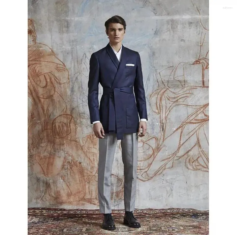 Giacca blu navy abiti da uomo con cintura e pantaloni grigi due pezzi Abiti di risanamento di alta qualità Chic Casual Party Prom Wedding Set