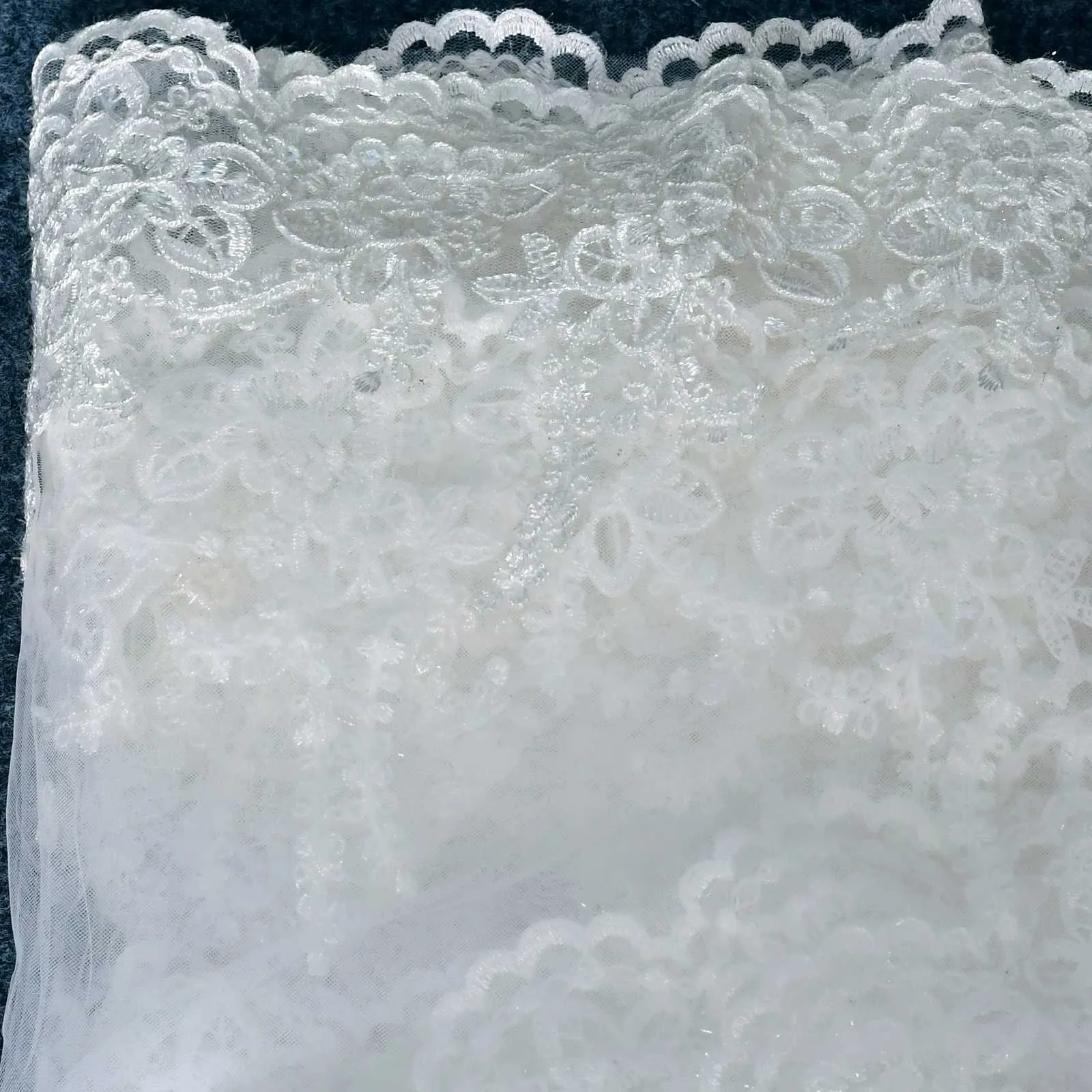 Haarschmuck v105 Langer Kathedralenschleier Spitzenrand Applikationen Brautschleier mit Rouge 2 Ebenen Hochzeitskleid Zubehör_voghion.com