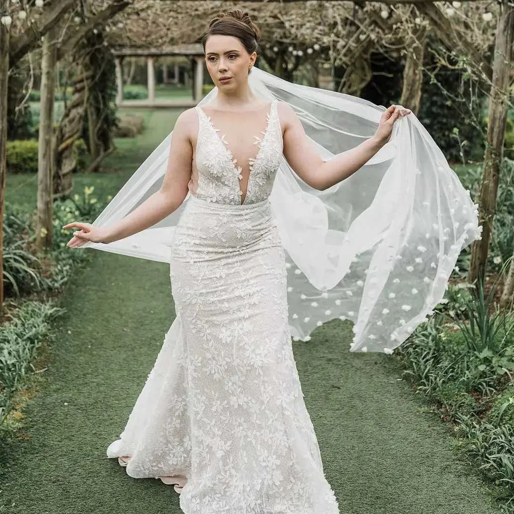 Gioielli per capelli V20s Un livello con fiori in tessuto Sparsi pizzo applique floreale Velo da sposa Fiore in organza 3D su sposa_voghion.com