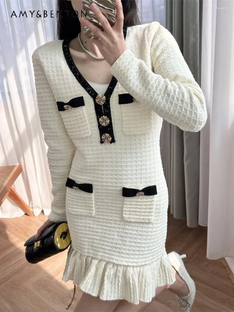 Casual Dresses High-End White paljetter Plaid V-hals Sequin Color Matching Bow Sticke Dress for Women Spring Pendut Style Versatile Mini