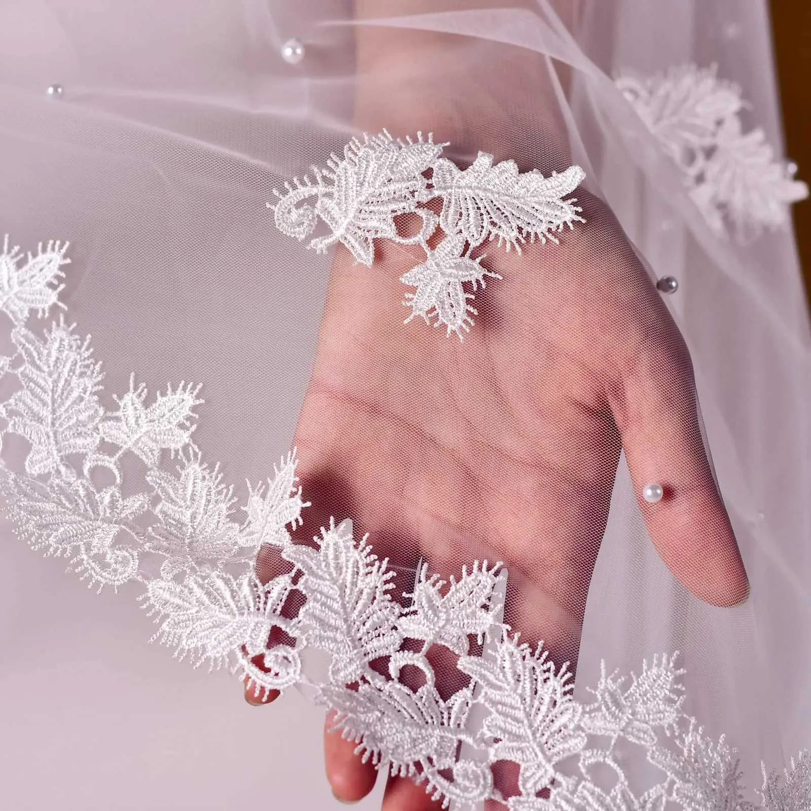 Brautschleier Mit Perlen Und Spitzenapplikation Für Brautfrisur_voghion.com