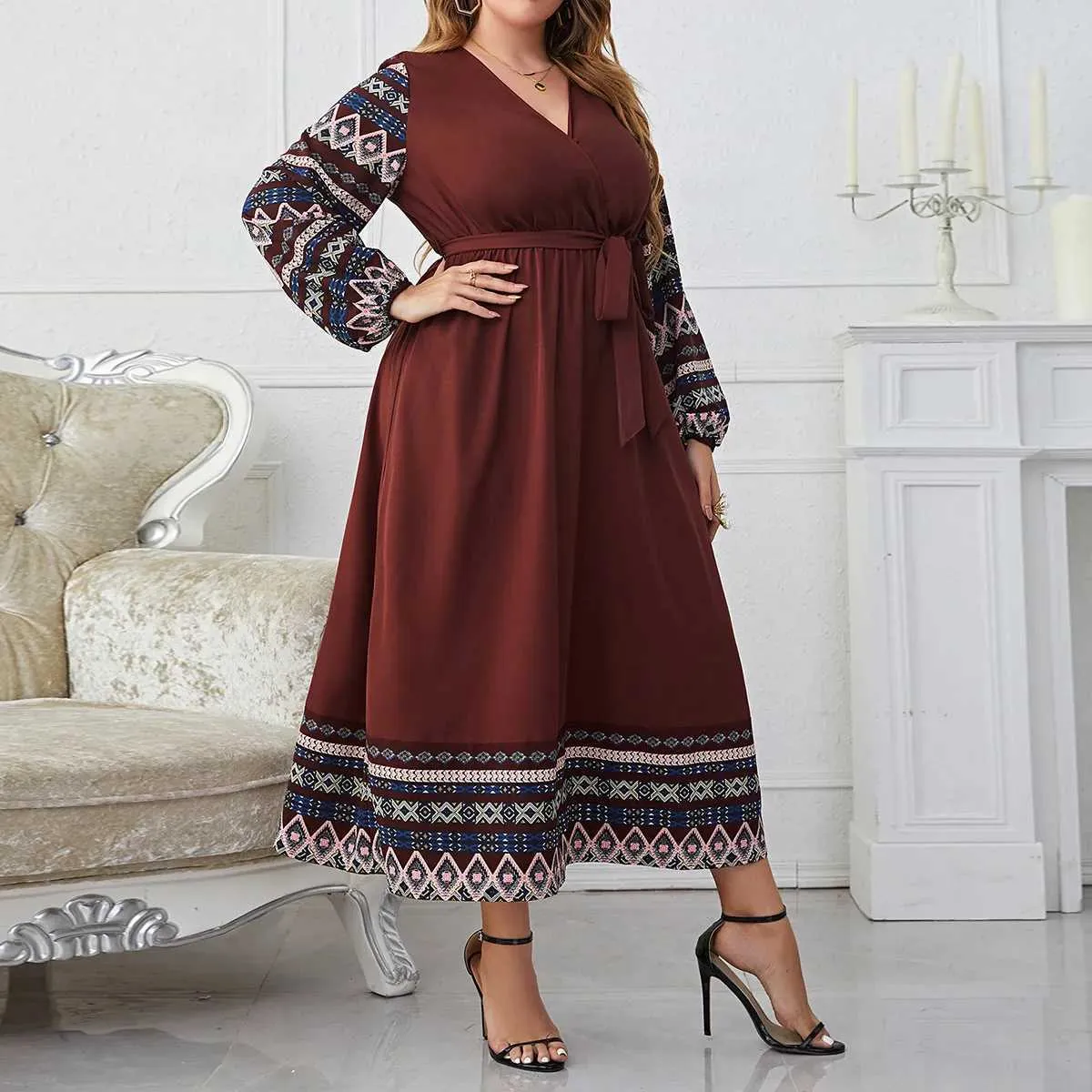 Plus storlek klänningar plus size sommar kvinnor klänning förpackade v hals svängklänningar midjebältet geometiskt tryck mantel långa slves kvinnliga klänningskläder y240510