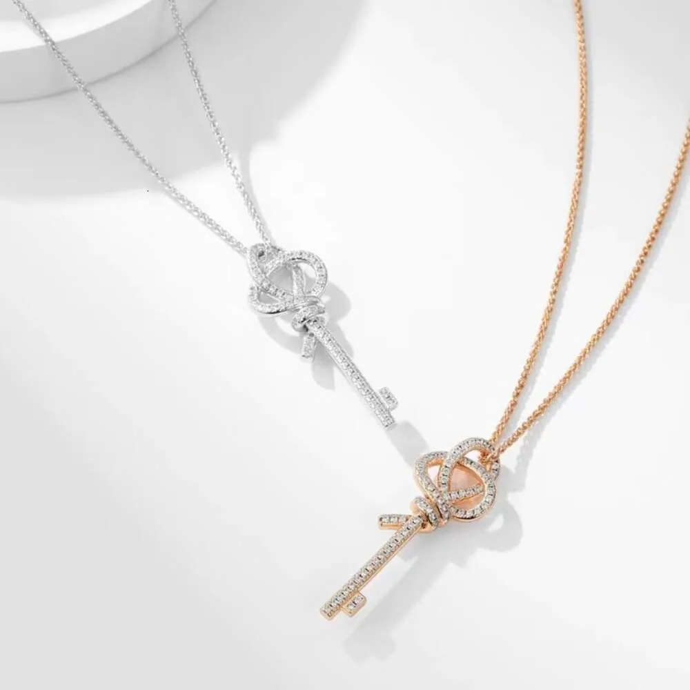 S925 Silver Tiffanyjewelry Heart Pendants Precision High Edition Nowy produkt Full Diamond Knot Naszyjnik Women V Gold Średni łańcuch swetra Łańcuch SWEAT SWEAT