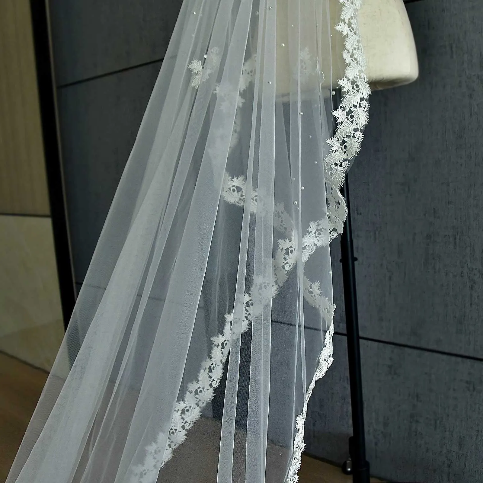 Brautschleier Mit Perlen Und Spitzenapplikation Für Brautfrisur_voghion.com