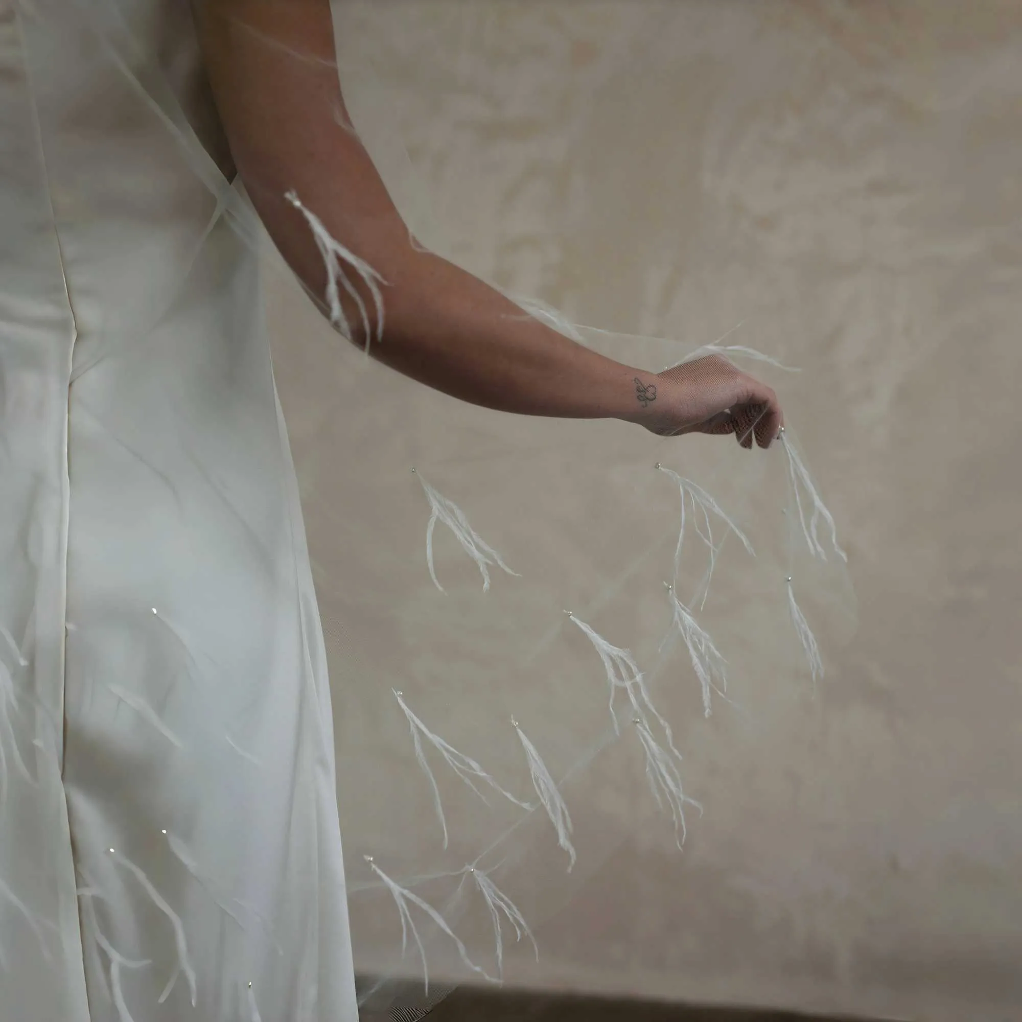 Brautschleier Mit Perlen Und Federn Aus Tüll Für Die Hochzeit_voghion.com