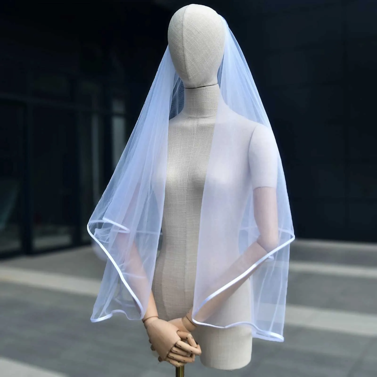 Voile de mariée à 2 niveaux avec bord en ruban pour bijoux de cheveux, longueur cathédrale de mariage, voile en tulle italien souple devant et derrière V97_voghion.com
