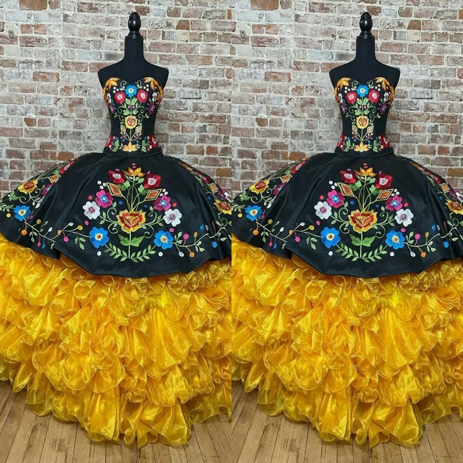 2022 Vintage Black Yellow Quinceanera Vestidos de estilo mexicano Flores bordadas de babados bordados de aranha sem alças
