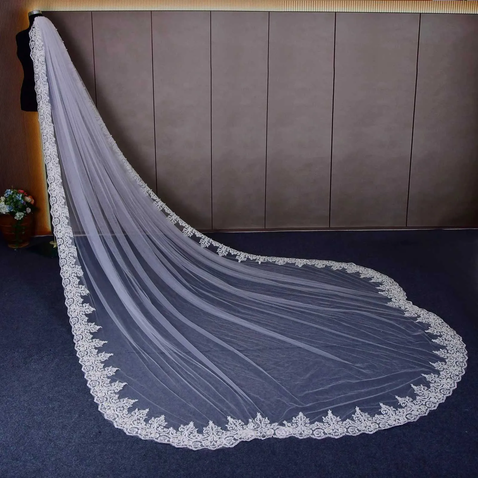 Hair Jewelry V153 Bridal Veils Long Cathedral Veil 1 Tier 3M Lace Appliques Scalloped Edge Mantilla Tulle Wedding_voghion.com