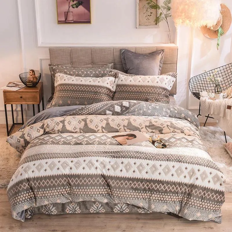 Beddengoed stelt de vierdelige slaapkamerbed Fashion Milk Velvet Dikke warmte quilt Cover Simple Printing Family El Sheet Set