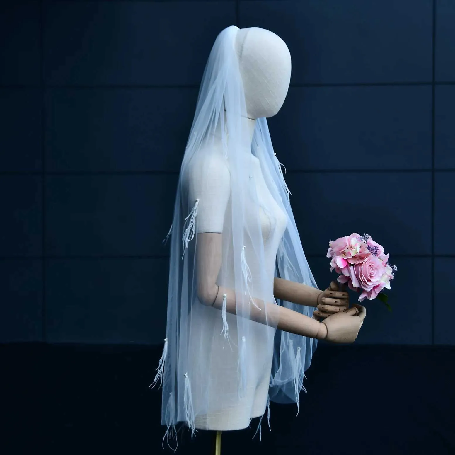 Brautschleier Mit Perlen Und Federn Aus Tüll Für Die Hochzeit_voghion.com