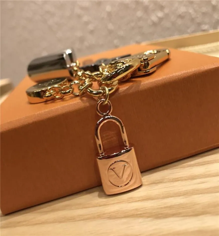 Клайтный роскошный дизайнер Gold Metal Key Buckle Classic Brand Letter Rose Lock Star Pendant Styless High Caffice Buck Sag Orna2231617