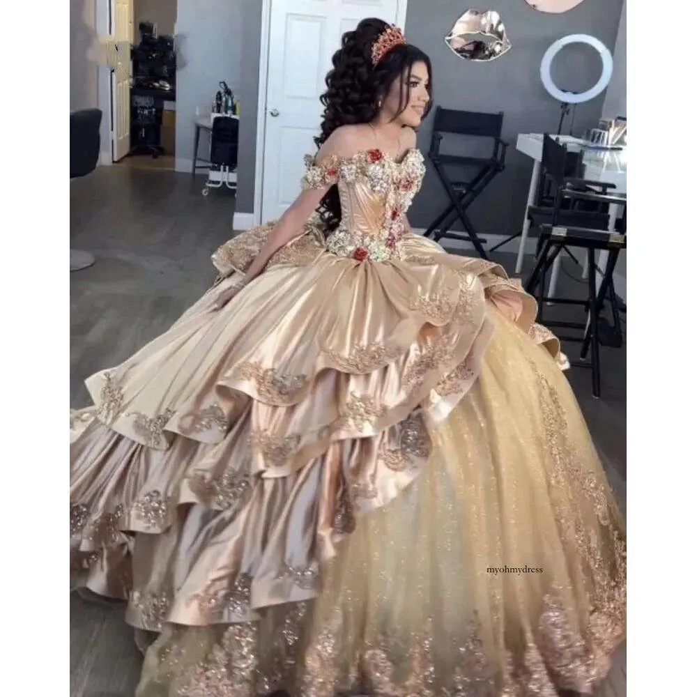 2024 robes de quinceanera élégant champagne satin au large épaule manches courtes en dentelle applique paillettes à plusieurs niveaux sweet 16 robes vestidos de 15 robes de fête de bal 0513