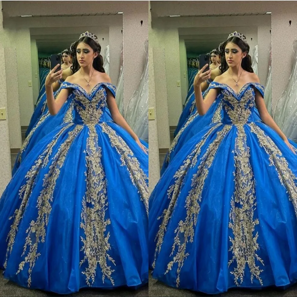 2023 Royal Blue und Gold Quinceanera Kleider von der Schulter Blumen Applique Perlen Perlen Prinzessin Süße 16 Kleiderabschluss