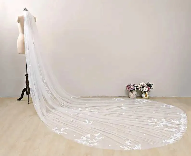 Gioielli per capelli Velo da cattedrale sparsoVeli da sposa applicati in pizzoVelo da cattedrale avorioPizzo mantiglia nuziale cappella bianca_voghion.com