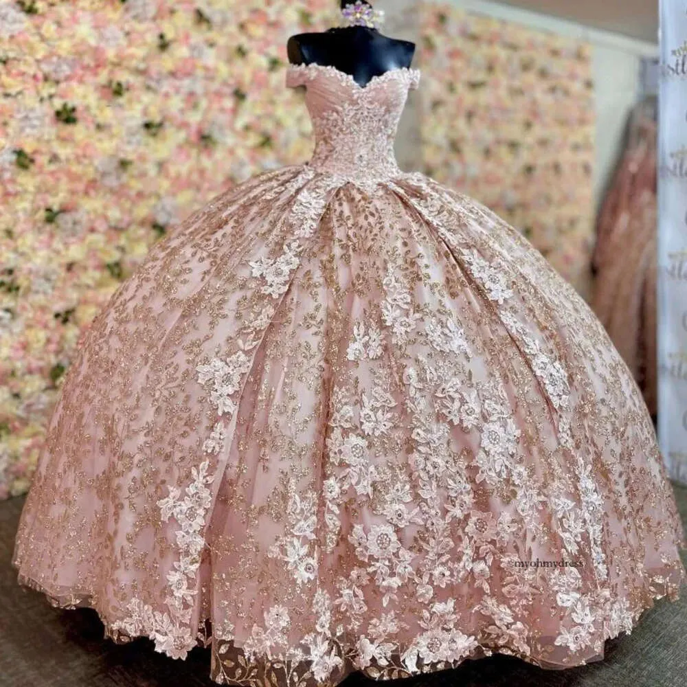 2024 Blush Pink Quinceanera klänningar Bollklänning från axelpissinerade spetsarapplikationer Crystal Beads Tulle -sekvenser Puffy Party Dress Prom Evening Gowns 0513