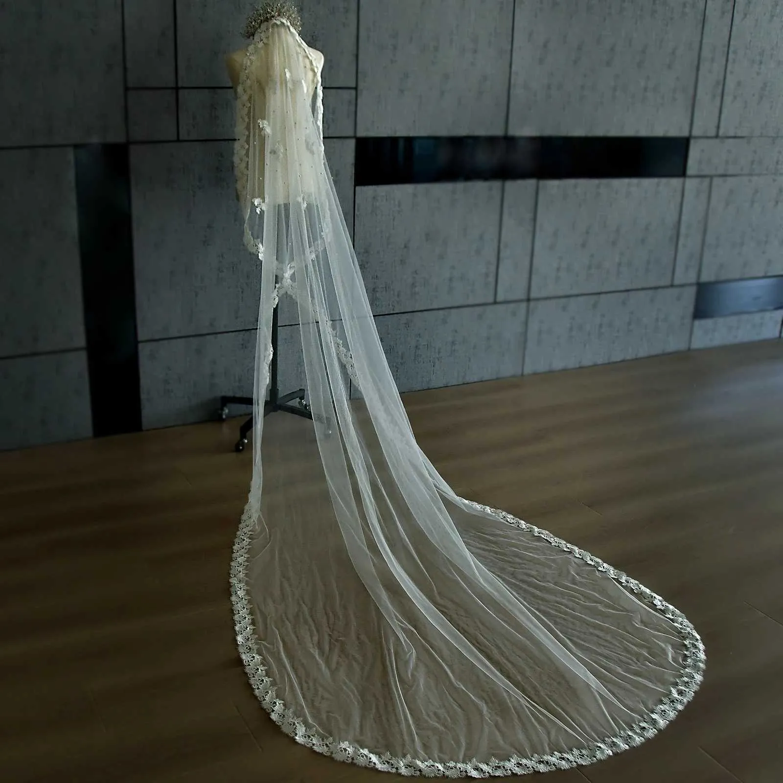 Brautschleier Mit Perlen Und Spitzenapplikation Für Brautfrisur_voghion.com