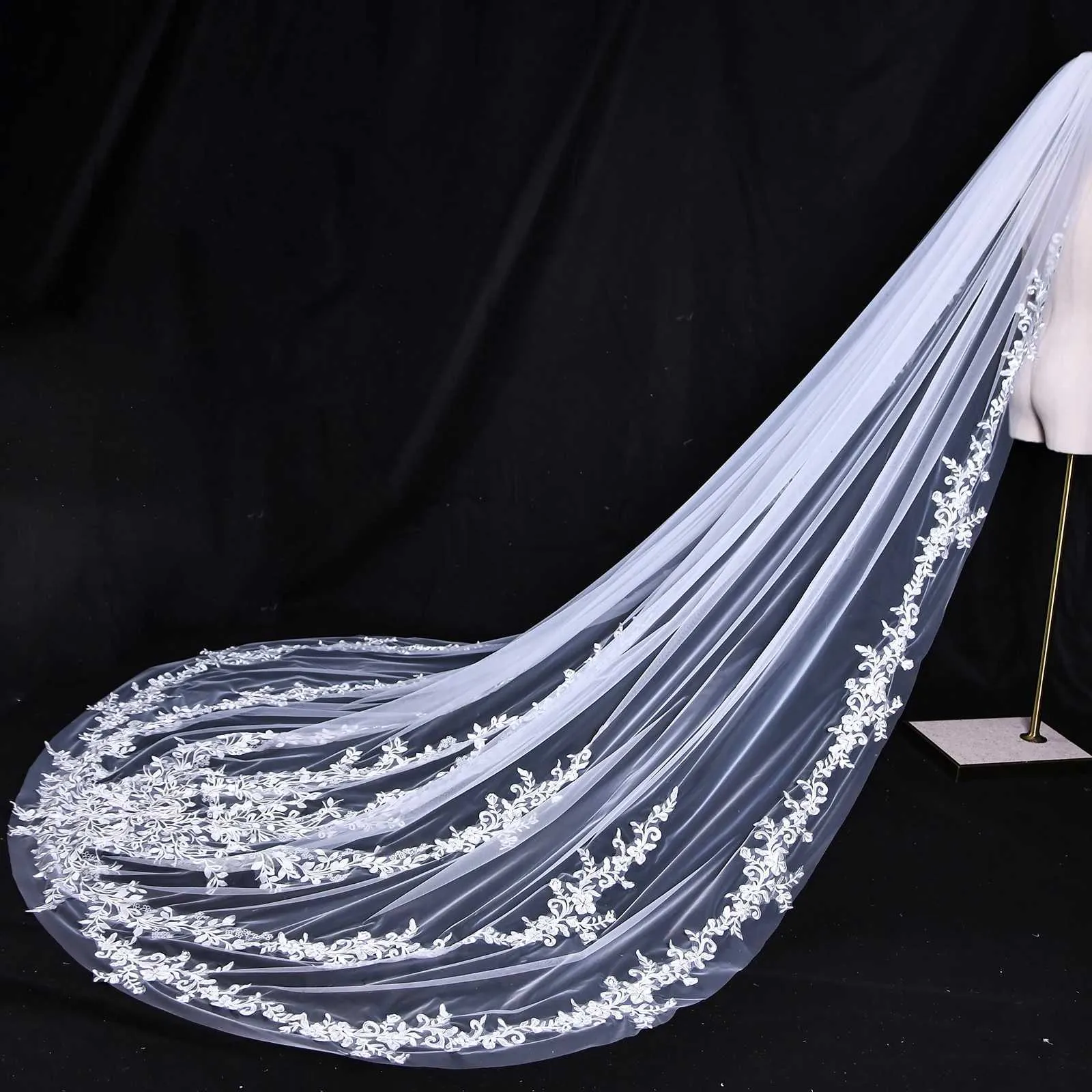 Hårsmykker V222 Langt Fuld Kant Blonde 1-lags Brudeslør med Kam 3M Katedrallængde Mantilla Bryllupstilbehør til_voghion.com