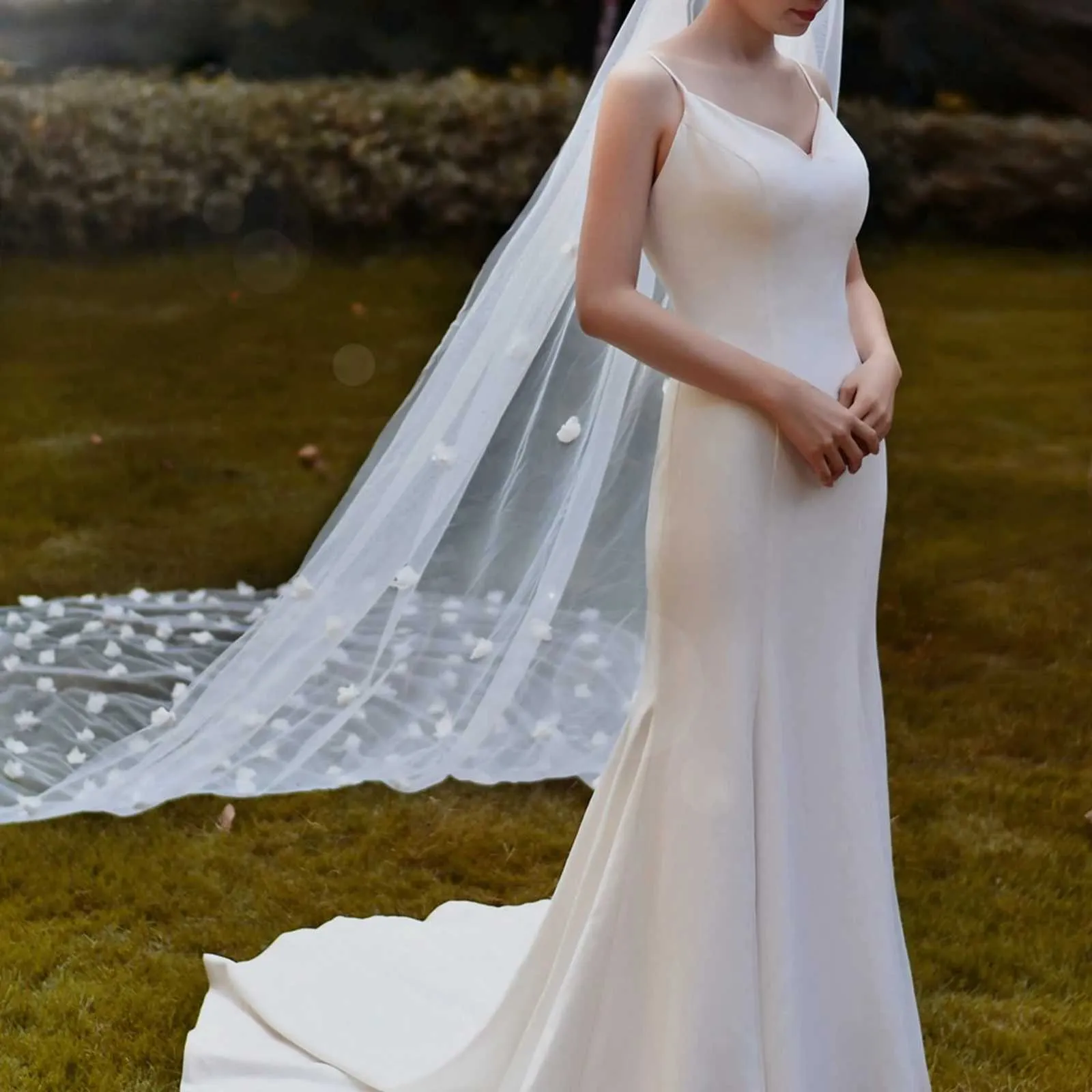 Gioielli per capelli V20s Un livello con fiori in tessuto Sparsi pizzo applique floreale Velo da sposa Fiore in organza 3D su sposa_voghion.com