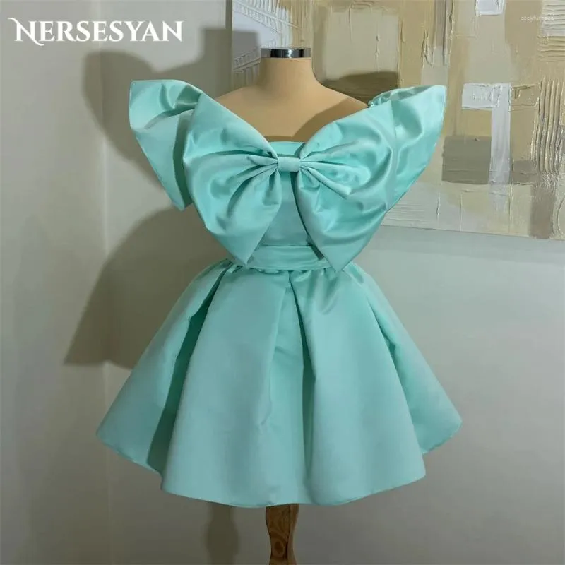 Party Dresses Nersesyan Aquamarine Elegant Satin Formell kväll A-Line Mini Graduation Prom Dress Draped Bow Off Shoulder Clows