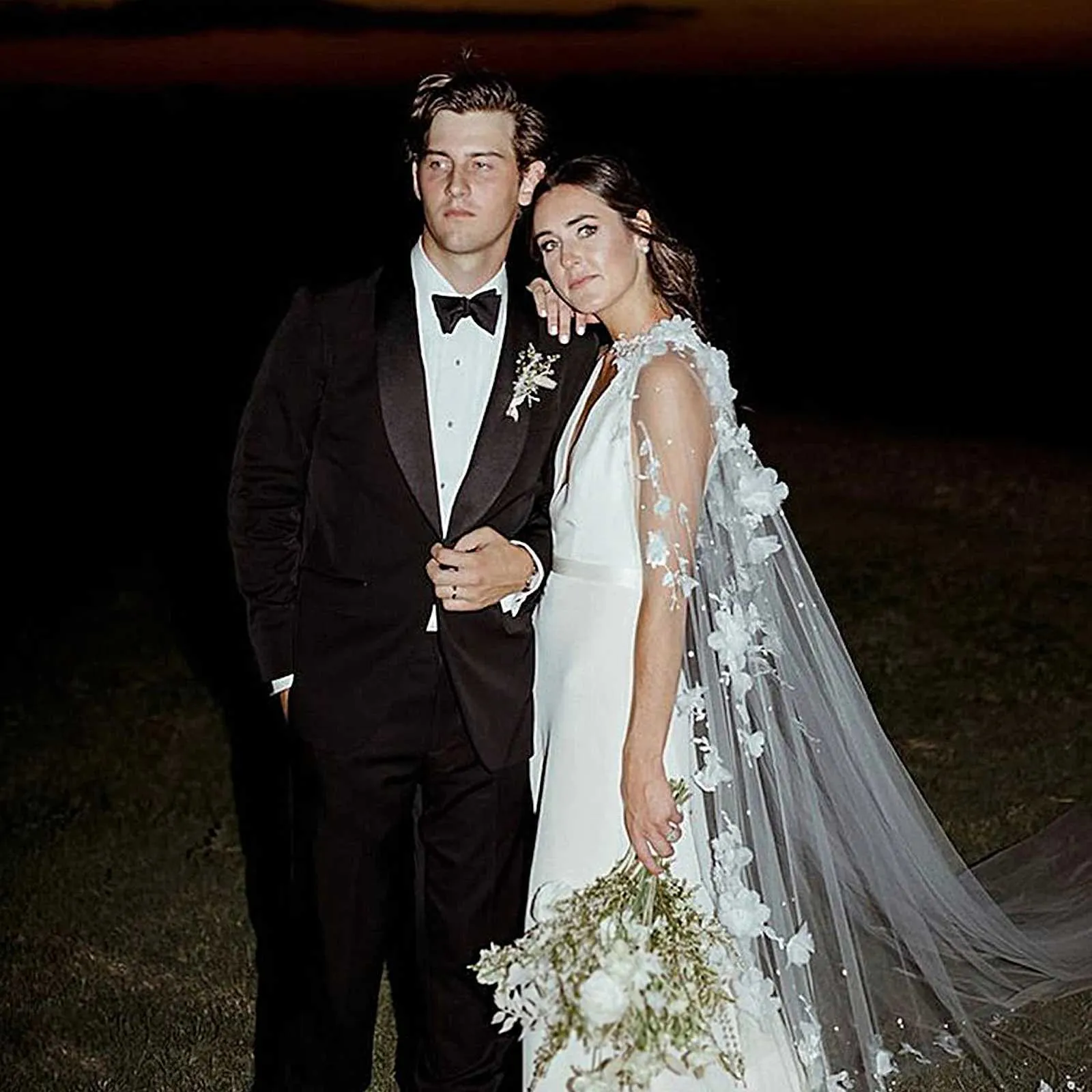 Brudslöja cape med 3d blommor bröllopshåraccessoarer för brud_voghion.com